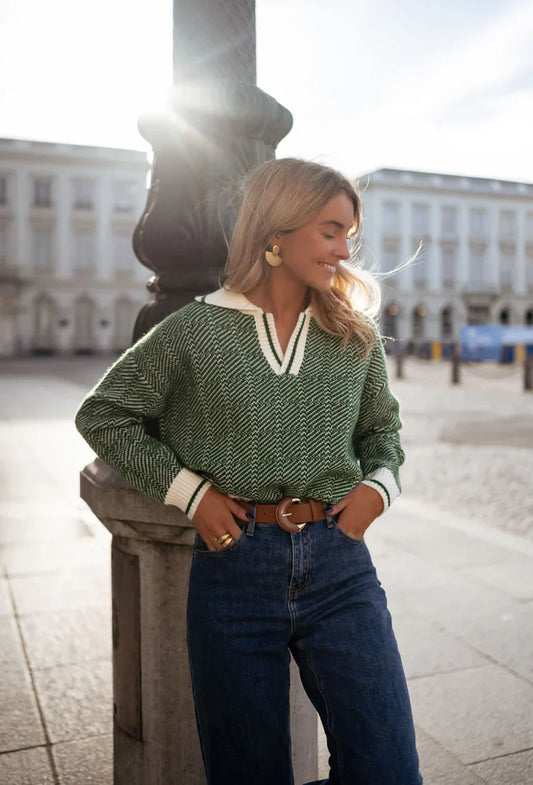 EMILIA™ | Den grønne trøje med V-hals